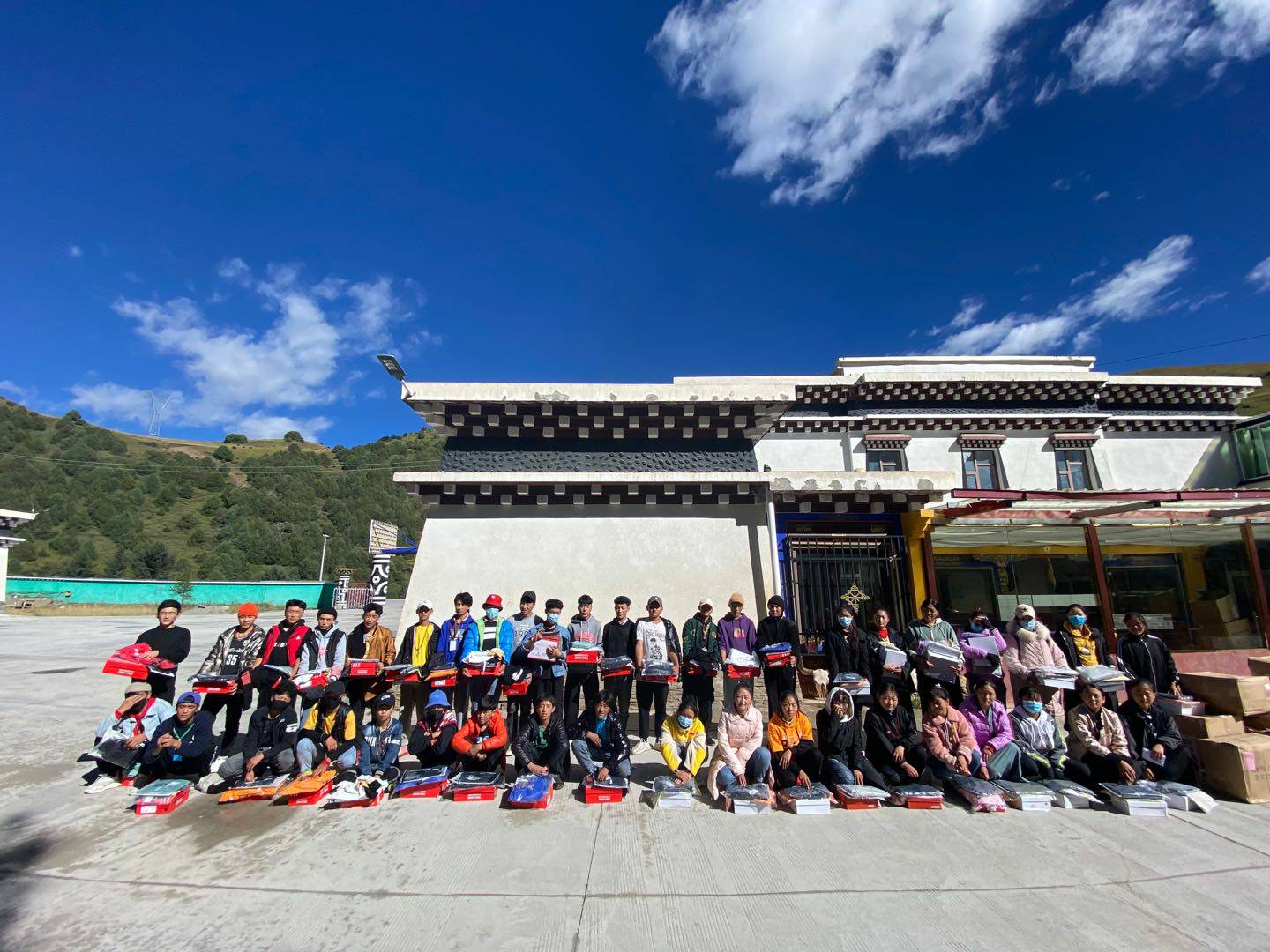 哈尔滨纬轩活动策划有限公司公益回顾丨家国同欢月同圆 温暖满载甘孜州(图8)